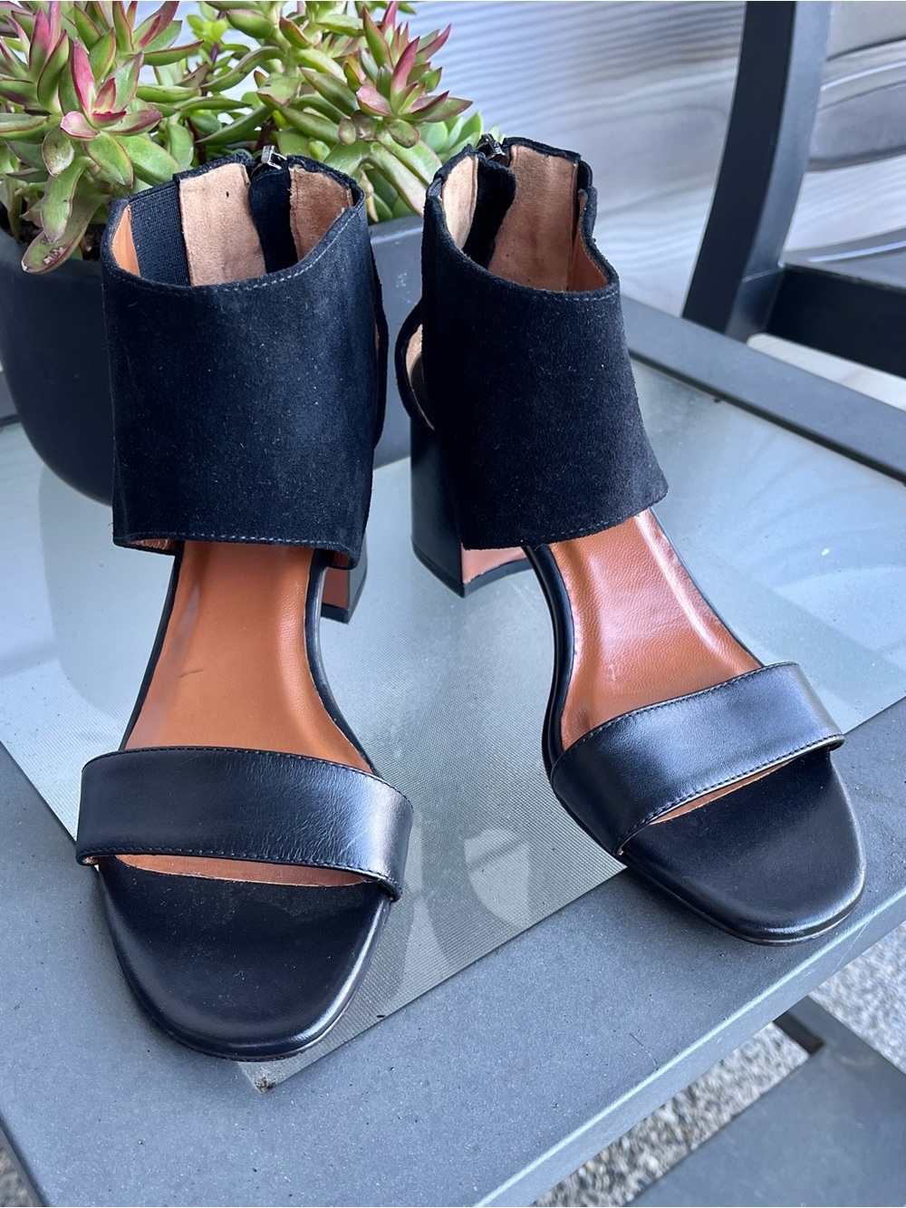 Excellent Condition Aquatalia Enid Made in Italy Black Heel Sandal